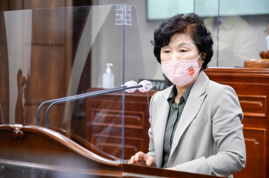 순천시의회 이영란 의원이 5일 열린 제249회 임시회 제1차 본회의에서 5분 자유발언을 통해, 광주-순천 간 경전선 전철화 사업과 관련해 순천시의 뒤늦은 대처를 지적했다/사진=순천시의회