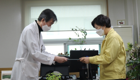 고흥군은 5일 코로나19 감염증 환자와 증상구분이 어려워 일반진료를 받기 힘들었던 호흡기 질환 환자들의 진료 불편 해소를 위해, 고흥종합병원에 호흡기 전담 클리닉을 추가 개설, 운영한다/사진=고흥군