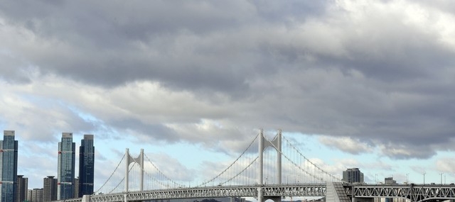 제9호 태풍 '마이삭'(MAYSAK)이 지나간 2020년 9월 3일 오전 부산 광안대교 상공에 먹구름이 걷히고 있다.