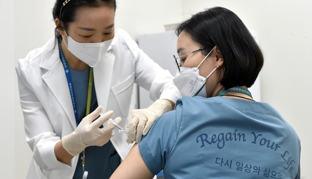 신종 코로나바이러스 감염증(코로나 19) 백신 접종이 시작된 2월 26일 오후 경기도 수원시 영통구 아주대학교요양병원에서 종사자가 아스트라제네카(AZ) 백신 접종을 받고 있다.