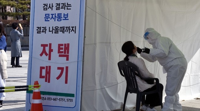 대구 지역 코로나19 확진자가 3명으로 집계된 5일 대구 중구 국채보상운동기념공원에 마련된 임시선별검사소에서 의료진이 검체를 채취하고 있다.