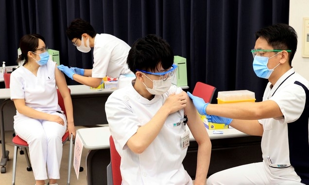 5일 일본 도쿄 소재 도쿄도립 고마고메 병원 암·감염증센터에서 의료종사자들이 제약사 화이자의 코로나19 백신을 접종 받고 있다.