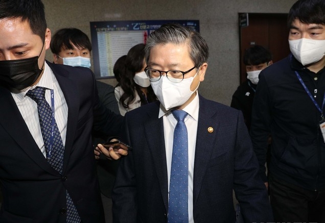 변창흠 국토교통부 장관이 5일 서울 여의도 국회에서 이낙연 더불어민주당 대표와 면담을 마친 후 당대표실에서 나오고 있다. (공동취재사진)