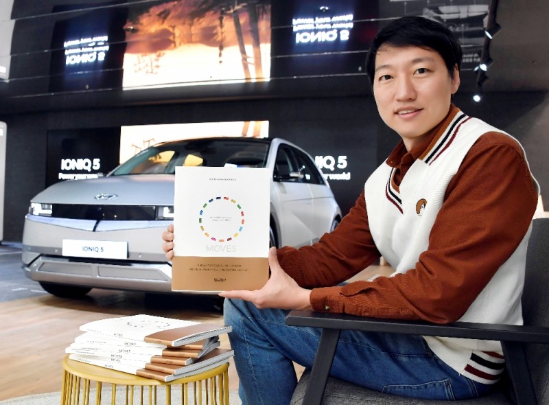 현대차그룹 관계자가 서울 서초구 현대차·기아 본사에서 현대차그룹 ‘사회공헌활동 백서 2019’를 소개하고 있다. 