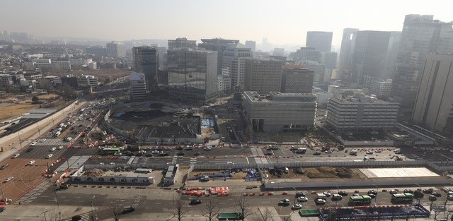 서울시가 광화문광장 재구조화 계획에 따라 6일부터 광장 서측차로를 폐쇄하기로한 가운데 5일 오전 서울 종로구 광화문 도로에서 작업이 한창이다.