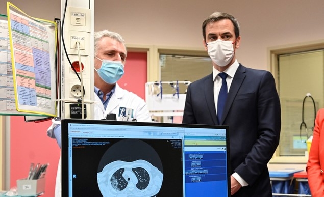 프랑스 정부는 1일(현지시간) 글로벌 제약사 아스트라제네카 백신의 접종 권고 연령을 기존 65세 미만에서 74세까지로 확대했다. 사진은 지난달 24일 프랑스 북부 덩케르크를 찾은 올리비에 베랑 프랑스 보건부 장관의 모습.