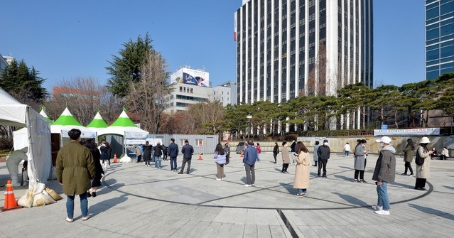 지난 5일 대구 중구 국채보상운동기념공원에 마련된 임시선별검사소에서 시민들이 검사를 받기 위해 줄 서 기다리고 있다.