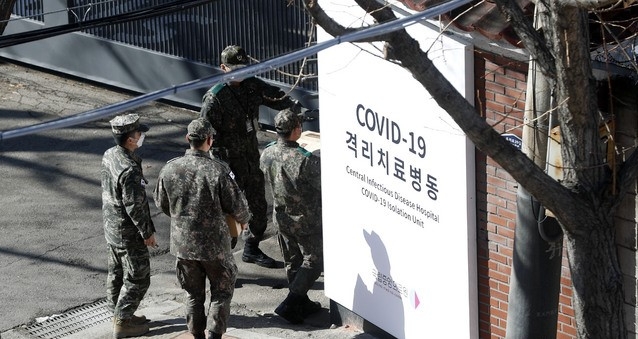 질병관리청은 지난 28일 신종 코로나바이러스 감염증(코로나19) 첫 접종은 국립중앙의료원에 마련된 중앙예방접종센터에서 수도권 의료기관 의료진을 중심으로 진행된다고 밝혔다. 사진은 29일 서울 중구 국립중앙의료원 코로나19 격리치료병동으로 군 장병들이 들어서고 있다.