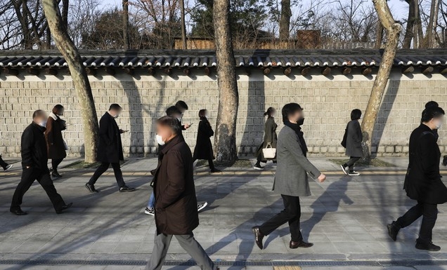 꽃샘추위가 찾아온 지난 3일 오전 서울 중구 시청역 앞 거리에서 두꺼운 옷을 걸친 시민들이 출근길 발걸음을 옮기고 있다.