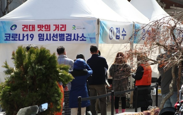 서울 광진구 '건대 맛의 거리' 및 건대입구역 주변 음식점 상인과 종업원 등이 23일 청춘뜨락에 마련된 임시선별검사소를 찾아 코로나19 선제검사를 하고 있다.