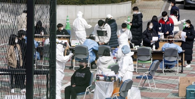  7일 오전 신종 코로나바이러스 감염증(코로나19) 확진자가 발생한 서울 강동구 한 고등학교에 마련된 임시 선별검사소에서 학생들이 코로나19 검사를 받고 있다.