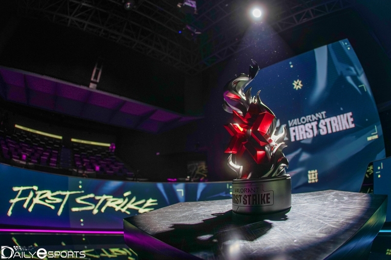 발로란트 결승전 퍼스트스트라이크 무대와 트로피.