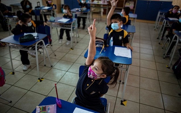 칠레가 코로나19로 지난 1년간 폐쇄했던 학교의 대면 수업을 1일(현지시간) 재개해 수도 산티아고의 한 학교에서 마스크를 쓴 학생들이 수업하고 있다. 칠레 정부는 대면 수업 재개를 위해 지난주 교사와 교육종사자들에 대해 코로나19 백신을 우선 접종했다. 2