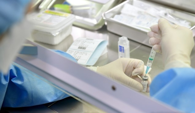 2일 오전 광주 동구 조선대학교병원 의성관에 설치된 신종 코로나바이러스 감염증(코로나19) 호남권역예방접종센터에서 화이자 백신 접종 모의훈련이 펼쳐지고 있다. 의료진이 무균조제실(클린벤치)에서 해동된 백신과 0.9%생리식염수와 희석을 하고 있다.