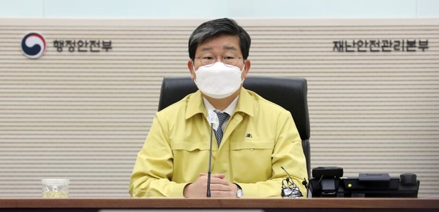 전해철 중앙재난안전대책본부 2차장(행정안전부 장관)이 8일 오전 정부세종2청사 중앙재난안전상황실에서 열린 코로나19 대응 중대본 회의에서 모두발언을 하고 있다.