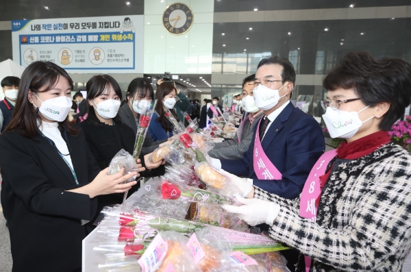 이성희 농협중앙회장(사진 오른쪽에서 두번째)이 3월 8일 '세계 여성의 날'을 맞아 서울 중구 농협중앙회 본관에서 출근하는 직원들에게 장미꽃과 우리 쌀빵을 나줘주고 있다. 사진 오른쪽 부터 조은주 지역사회공헌부장, 이성희 회장, 김용택 금융산업노동조합 NH농협지부 위원장
