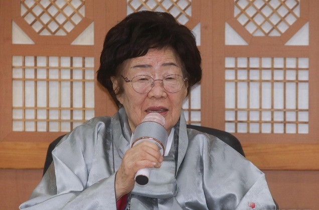 일본군 위안부 피해자 이용수 할머니가 지난 3일 오후 서울 종로구 외교부에서 정의용 외교부 장관과 면담 후 기자회견을 갖고 있다. (공동취재사진) 