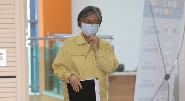 정은경 중앙방역대책본부장(질병관리청장)이 지난 3일 오후 충북 청주 질병관리청에서 신종 코로나바이러스 감염증(코로나19) 예방접종 이상반응 신고사례와 조사 경과 발표를 위해 브리핑실에 입장하고 있다.