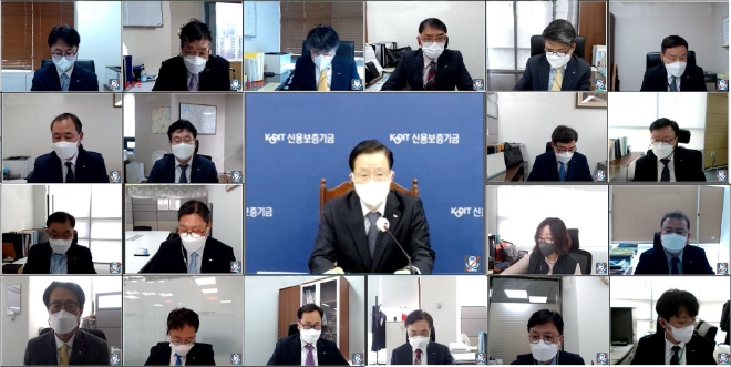 윤대희 신용보증기금 이사장(가운데)