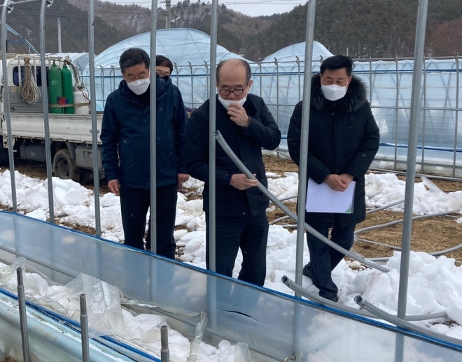 유찬형 농협중앙회 부회장(사진 가운데) / 사진 제공 = 농협중앙회