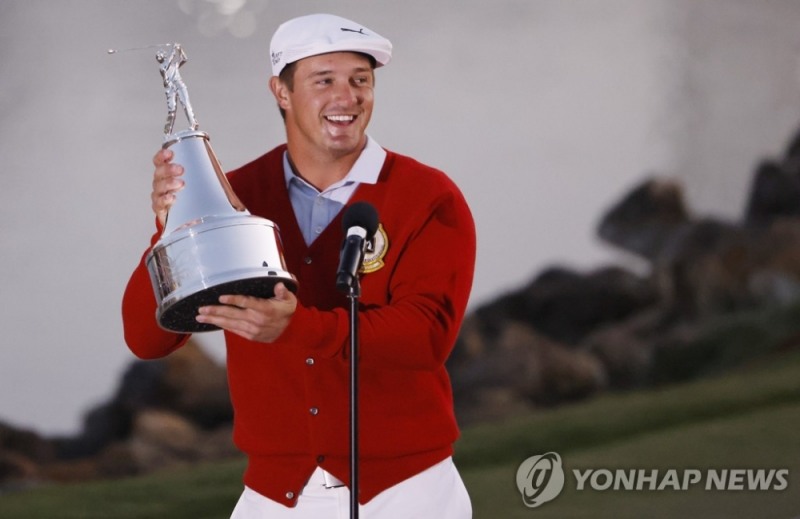 (올랜도 EPA=연합뉴스) 7일(현지시간) 미국 플로리다주 올랜도의 베이힐 C&L(파72·7천454야드)에서 열린 미국프로골프(PGA) 투어 아널드 파머 인비테이셔널에서 우승한 브라이슨 디섐보(28·미국)가 트로피를 들고 있다. 이날 최종합계 11언더파 277타를 기록한 디섐보는 리 웨스트우드(잉글랜드·10언더파 278타)를 1타 차로 따돌리고 우승을 차지했다. 우승 상금은 167만4천 달러(약 18억8천만 원)다.