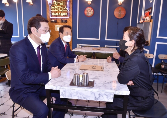 이용섭 광주광역시장이 8일 오후 동구 조대 장미의 거리를 방문해 코로나19로 어려움을 겪고 있는 상인들을 격려하고 있다./사진=광주시