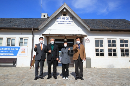 지난 5일 황보승희 국회의원(국민의힘)과 부산시 최진봉 중구청장이 곡성군을 방문해 상호 화합과 교류를 약속했다.왼쪽부터 오송귀 곡성부군수,유근기 군수,황보승희 국회의원,최진봉 부산시 중구청장/사진=곡성군