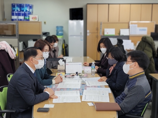 김경호 광양시 부시장은 8일 정부세종청사를 방문해 중앙부처 간부공무원을 면담하고 총사업비 7972억 원(국비 7244억)의 현안사업 13건에 대해 설명하며, 내년도 국비 지원을 적극 요청했다/사진=광양시