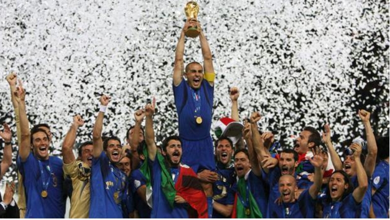 이탈리아 축구는 1960년대부터 스위퍼시스템을 활용한 '카테나치오'로 세계 축구의 강자로 자리잡았다. 사진은 2006년 독일월드컵에서 우승한 이탈리아 대표팀.