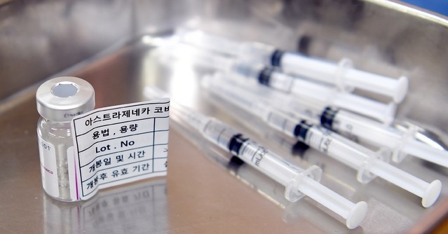 8일 오후 광주 동구 전남대학교병원 8동에서 의료인 대상 코로나19 아스트라제네카 백신 접종이 이뤄지고 있다.