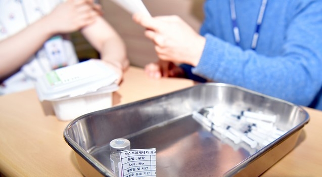 8일 오후 광주 동구 전남대학교병원 8동에서 의료인 대상 코로나19 아스트라제네카 백신 접종이 이뤄지고 있다.