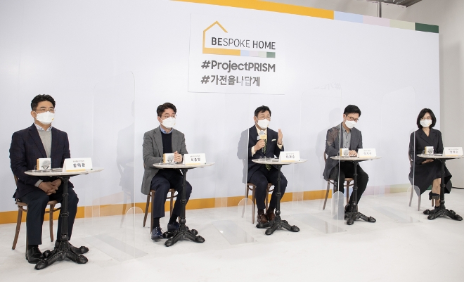 좌측부터 황태환 전무(한국총괄 CE 영업팀장), 최중열 전무(생활가전사업부 디자인팀장), 이재승 사장(생활가전사업부장), 이기수 부사장(생활가전사업부 개발팀장) , 양혜순 상무(생활가전사업부 소비자경험팀장)