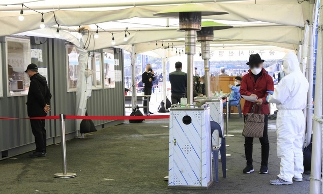 지난 8일 오전 서울역 광장에 설치된 중구 코로나19 임시선별검사소에서 시민들이 검사를 받기 위해 대기하고 있다.