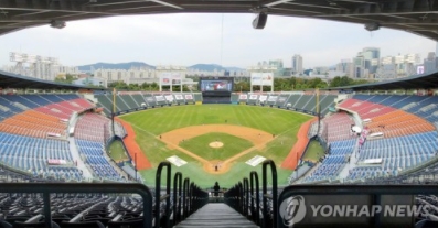 코로나19가 여전히 기승을 부리는 가운데 2021 정규시즌을 더욱 알차게 치르기 위해 올시즌을 여는 프로야구 시범경기는 무관중으로 진행된다.