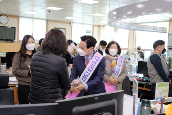 전동평 영암군수는 8일 세계 여성의 날을 기념해 영암군여성단체 대표자 및 여성친화도시서포터즈단 등 15명과 ‘세계 여성의 날’ 기념으로 장미꽃 전달 행사를 가졌다/사진=영암군