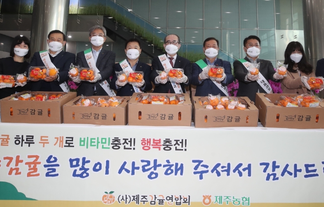 (왼쪽 두번째부터) 강승표 농협제주지역본부장, 농협경제지주 장철훈 농업경제대표이사, 대정농협 이창철 조합장, 농협중앙회 유찬형 부회장, 제주감귤연합회 김성범 회장, 금융노조 NH농협지부 김용택 노조위원장
