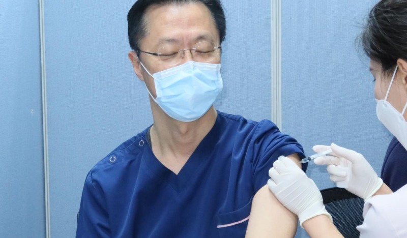 지난 8일 박상훈 아이디병원 대표 원장이 코로나19 백신 접종을 하는 모습 / 사진 = 아이디병원 제공