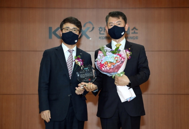 (왼쪽부터)임재준 한국거래소 유가증권시장본부장, 한화 CFO 서광명 전무 / 사진 제공 = 한화