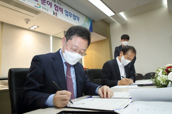 KT Enterprise부문 신수정 부문장(왼쪽)과 강원도 최문순 도지사 / 사진 제공 = KT