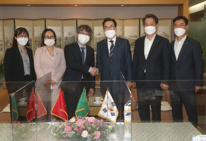 (왼쪽부터) 응웬 티 프엉 로안 서기관, 타 티 탕 투이 노동부 과장, 응웬 부 뚱 주한베트남 대사, 이성희 농협중앙회장, 조소행 농협중앙회 상무, 김형신 NH농협금융지주 부사장