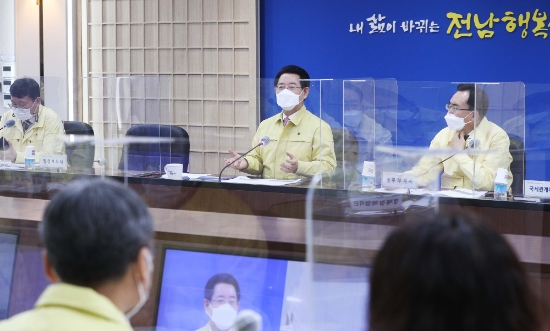 김영록 전라남도지사가 9일 오전 도청 서재필실에서 실국장 정책회의를 주재하고 있다./사진=전라남도