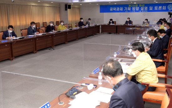 김종효 광주광역시 행정부시장이 9일 오후 시청 중회의실에서 열린 제20대 대선 공약과제 기획 방향 설명 및 토론회에 참석해 모두발언을 하고 있다./사진=광주시