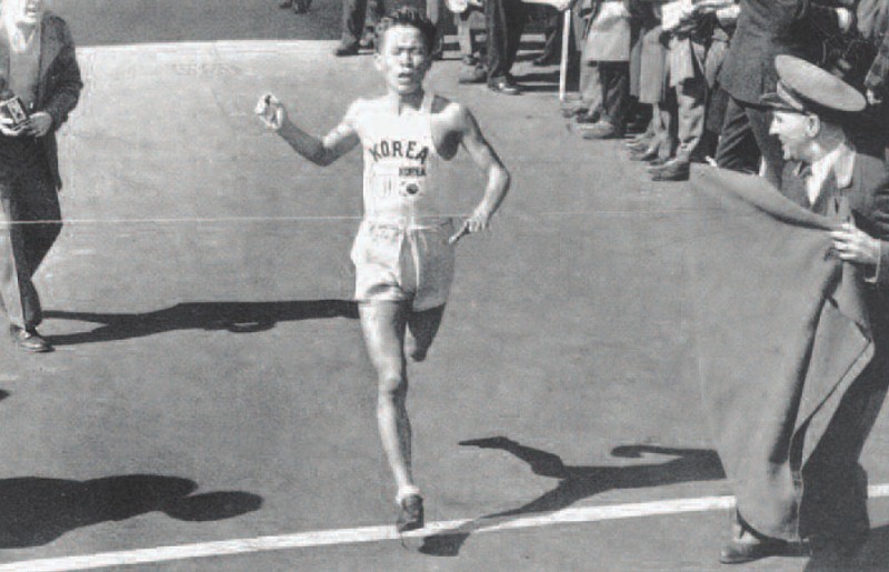 1947년 4월 17일 제51회 보스턴마라톤대회에서 서윤복 선수가 우승 테이프를 끊고 있다.