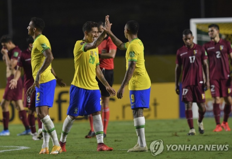 축구 강국 브라질은 전통적으로 측면 공격을 좌우 풀백이 도맡아 해 막강한 공격력을 보여준다. 사진은 지난 해 11월 2022 카타르 월드컵 남미예선에서 베네수엘라를 꺾고 기뻐하는 브라질 선수들 모습.[[AP=연합뉴스]
