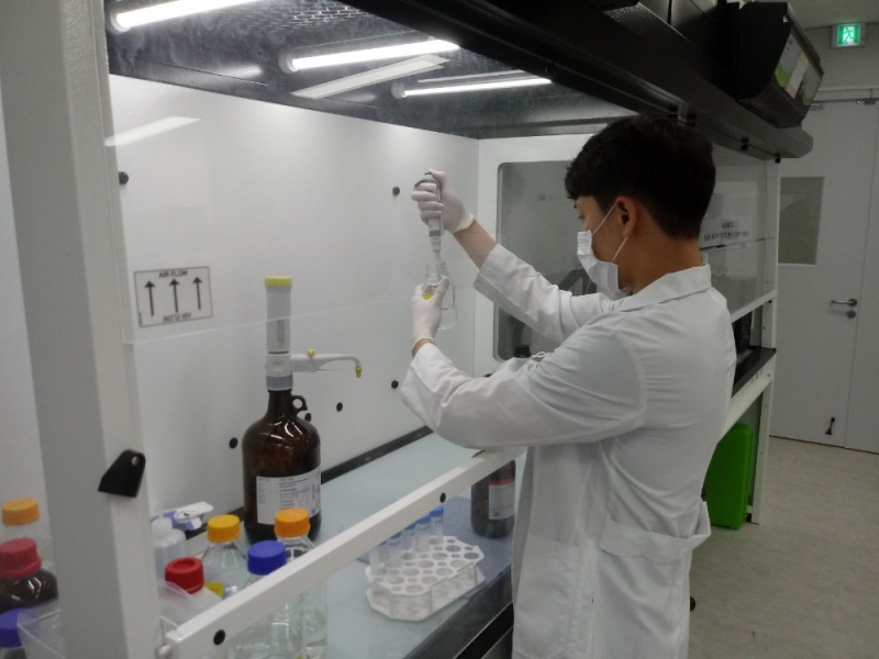 수산물 유해물질 분석 모습 / 사진 = 경기도뉴스포털