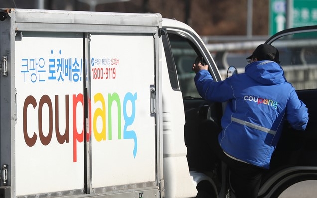 지난달 15일 서울 쿠팡 서초1캠프 앞에서 한 배송원이 트럭에 탑승하고 있다.