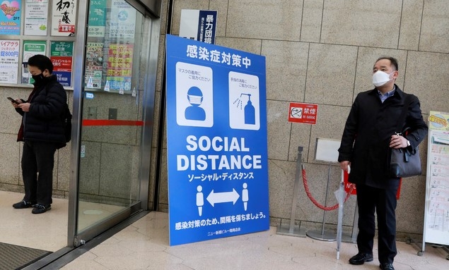 8일 일본 도쿄에서 코로나19 확산 방지를 위해 마스크를 쓴 시민들이 한 건물 입구에서 사회적 거리를 두고 입장을 기다리고 있다.