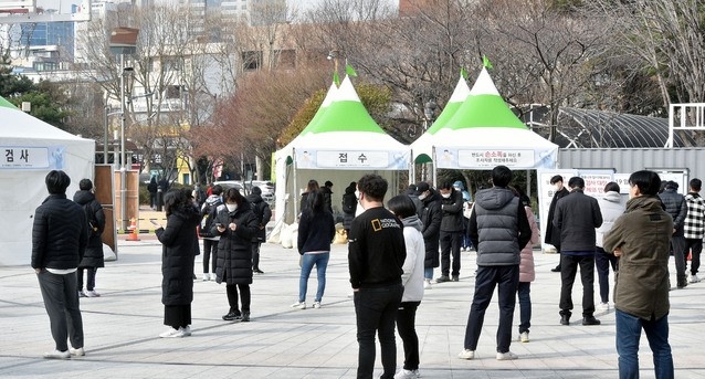 대구 지역 코로나19 확진자가 3명으로 집계된 9일 오전 대구 중구 국채보상운동기념공원에 마련된 임시선별검사소에서 시민들이 검사를 받기 위해 줄 서 기다리고 있다.