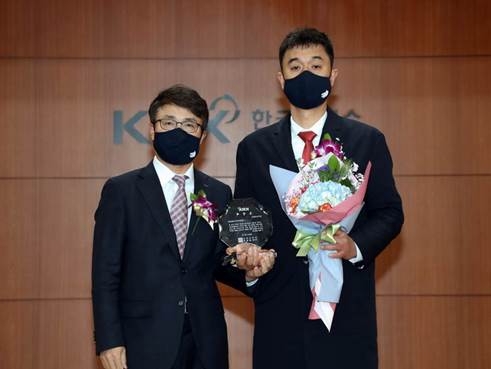 임재준(왼쪽) 한국거래소 유가증권시장본부장과 손병호 TBH글로벌 경영관리본부장이 ‘2020년 유가증권시장 공시 우수법인’ 시상식에서 기념촬영을 하고 있다.