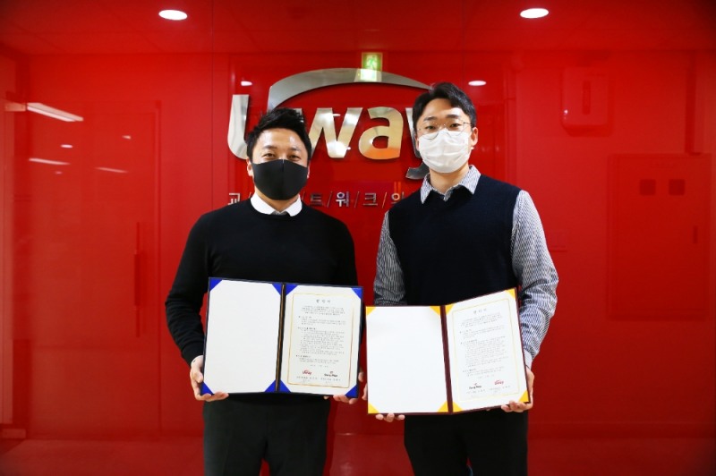 ㈜유웨이의 송재원 유학사업팀장(왼쪽)과 공맵의 장동진 서비스 총괄이 MOU 체결식에서 기념촬영을 하고 있다. (사진제공=공맵)